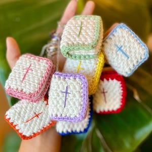 Mini llavero de la Biblia a crochet: un recuerdo cristiano hecho a mano