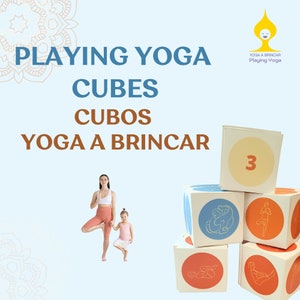 Pode incluir: Imagem apresenta cubos de yoga com ilustrações de posturas de yoga e o número 3. Os cubos estão empilhados, com uma mulher e uma criança praticando yoga ao fundo. O texto na imagem diz "Playing Yoga Cubes" e "Yoga a Brincar".