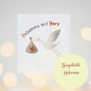 Könnte beinhalten: Eine weiße Karte mit einer Aquarellillustration eines Storchs, der ein Bündel mit einem roten Herzen trägt. Der Text "Hebamme mit Herz" steht über dem Storch und "Bügelbild Hebamme" darunter.