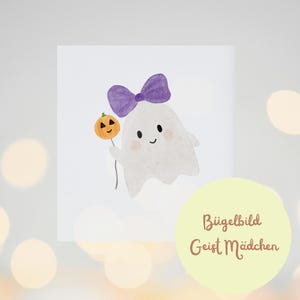 Könnte beinhalten: Aquarell-Illustration eines freundlichen Geistes mit einer lila Schleife und einem Kürbis-Lutscher. Der Geist hat ein lächelndes Gesicht und ist vor einem weißen Hintergrund platziert. Das Bild hat eine weiche, skurrile Ausstrahlung, ideal für Halloween.