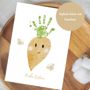 Pode incluir: Um cartão de Páscoa imprimível com uma cenoura em forma de impressão de mão com um rosto sorridente e o texto "Frohe Ostern" (Feliz Páscoa) em alemão. O cartão também inclui um aviso de download de arquivo digital.