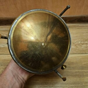 K&ouml;nnte beinhalten: Eine Schale aus Messing mit einer runden, konkaven Oberseite und drei Beinen. Die Schale ist aus gl&auml;nzendem, poliertem Messing und hat eine leicht gealterte Patina.