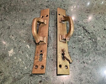 Stare, zabytkowe szyldy zamków do drzwi z początku XX wieku, mosiądz