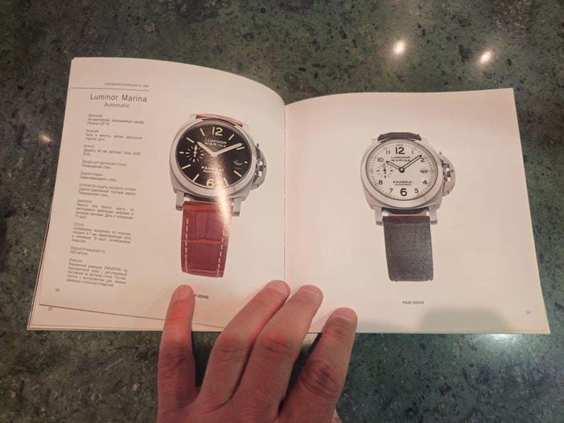 Pu&ograve; includere: Due orologi da polso con cinturini in pelle nera. L'orologio a sinistra ha un quadrante nero con numeri e lancette bianchi. L'orologio a destra ha un quadrante bianco con numeri e lancette neri. Entrambi gli orologi hanno le parole "Luminor Marina" sul quadrante.