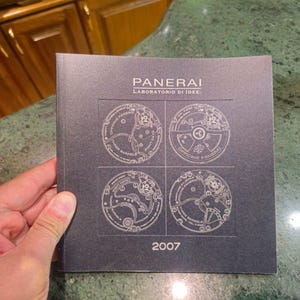 Pu&ograve; includere: Brochure in bianco e nero con il testo "PANERAI LABORATORIO DI IDEE" e l'anno "2007". La brochure presenta quattro illustrazioni dettagliate di meccanismi di orologi.
