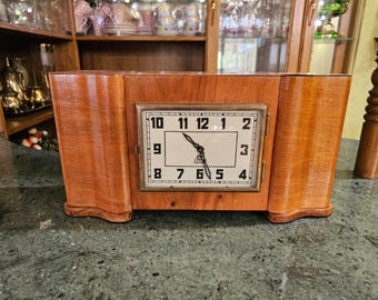 Orologio da tavolo vintage Vladimir: legno laccato, suono dell'ora, anni '60