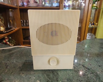 Zabytkowy radziecki radioodbiornik z głośnikiem, radiofonia publiczna, lata 70. XX wieku