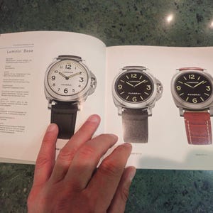 Pu&ograve; includere: Tre orologi da polso argentati con quadranti neri e cinturini in pelle nera. Gli orologi hanno marcature bianche e la parola "Luminor" sul quadrante. Gli orologi sono su uno sfondo bianco.