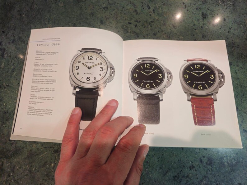 Pu&ograve; includere: Tre orologi da polso argentati con quadranti neri e cinturini in pelle nera. Gli orologi hanno marcature bianche e la parola "Luminor" sul quadrante. Gli orologi sono su uno sfondo bianco.