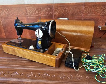 Vintage Rote Nähmaschine im Jahr 1968 geboren