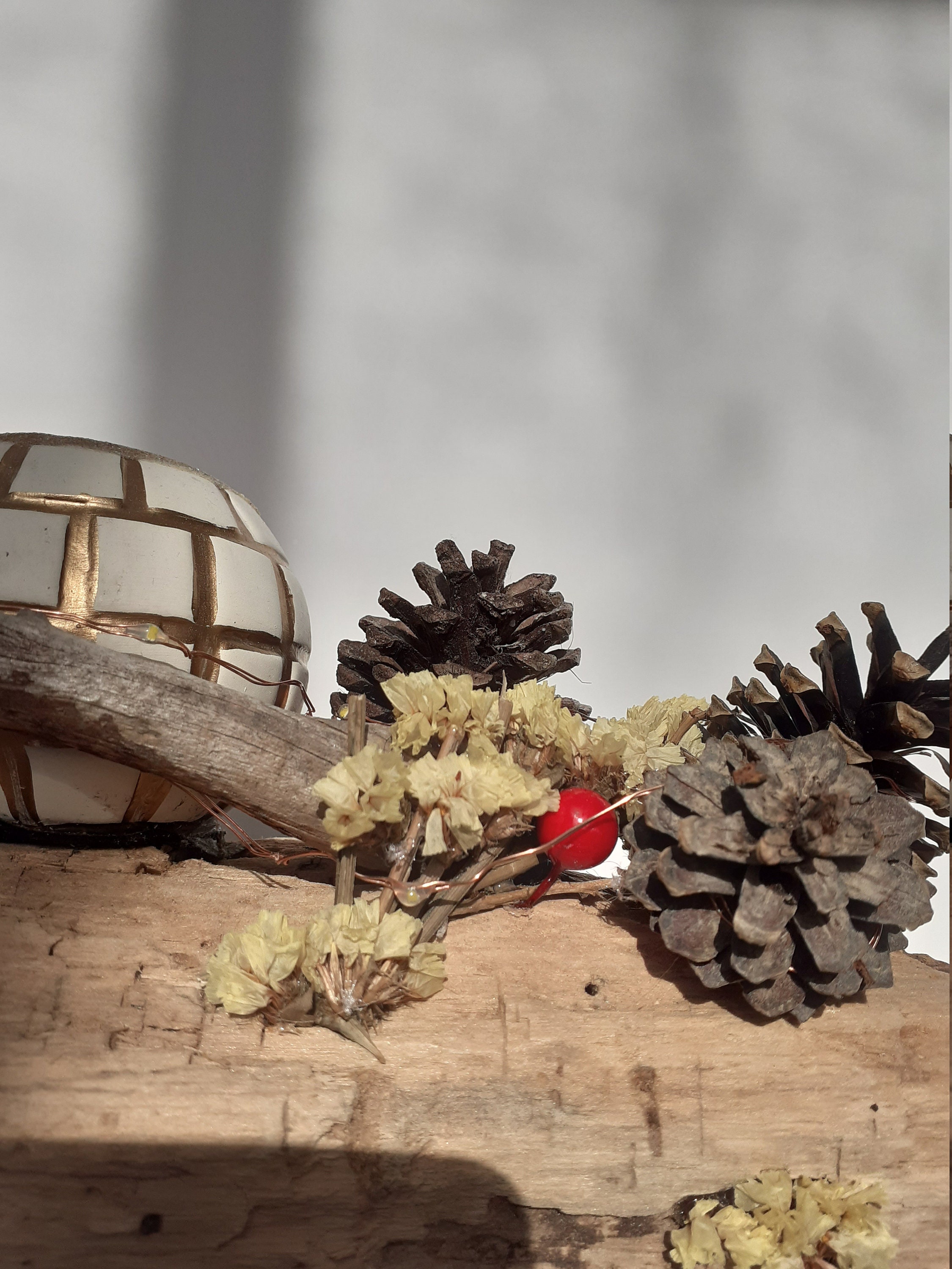 Bougie sur Bois Flotté, Pommes de Pin et Myosotis, Création Artisanale Made in France