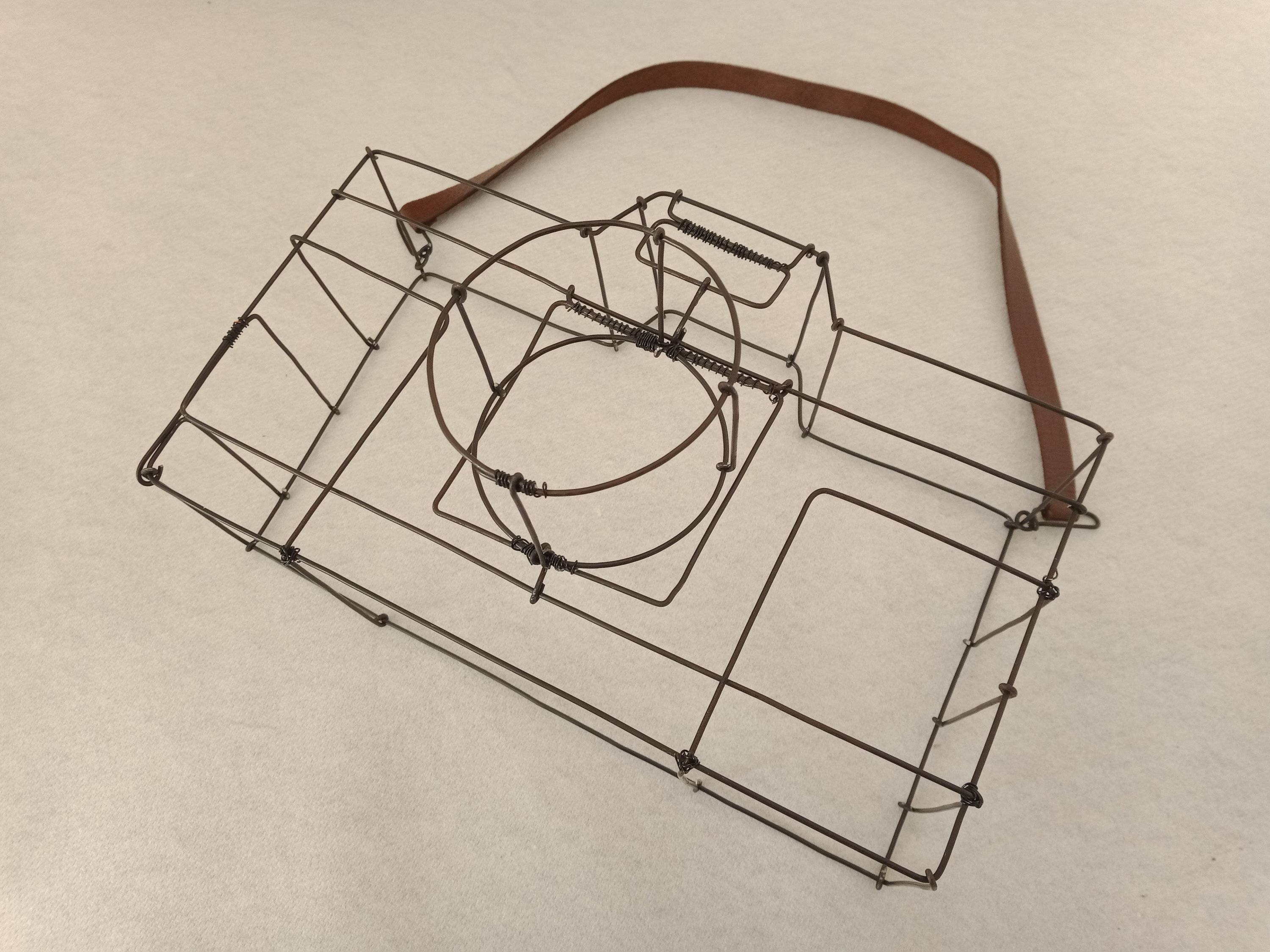 Appareil Photo en Fil de Fer Recuit et Cuir
