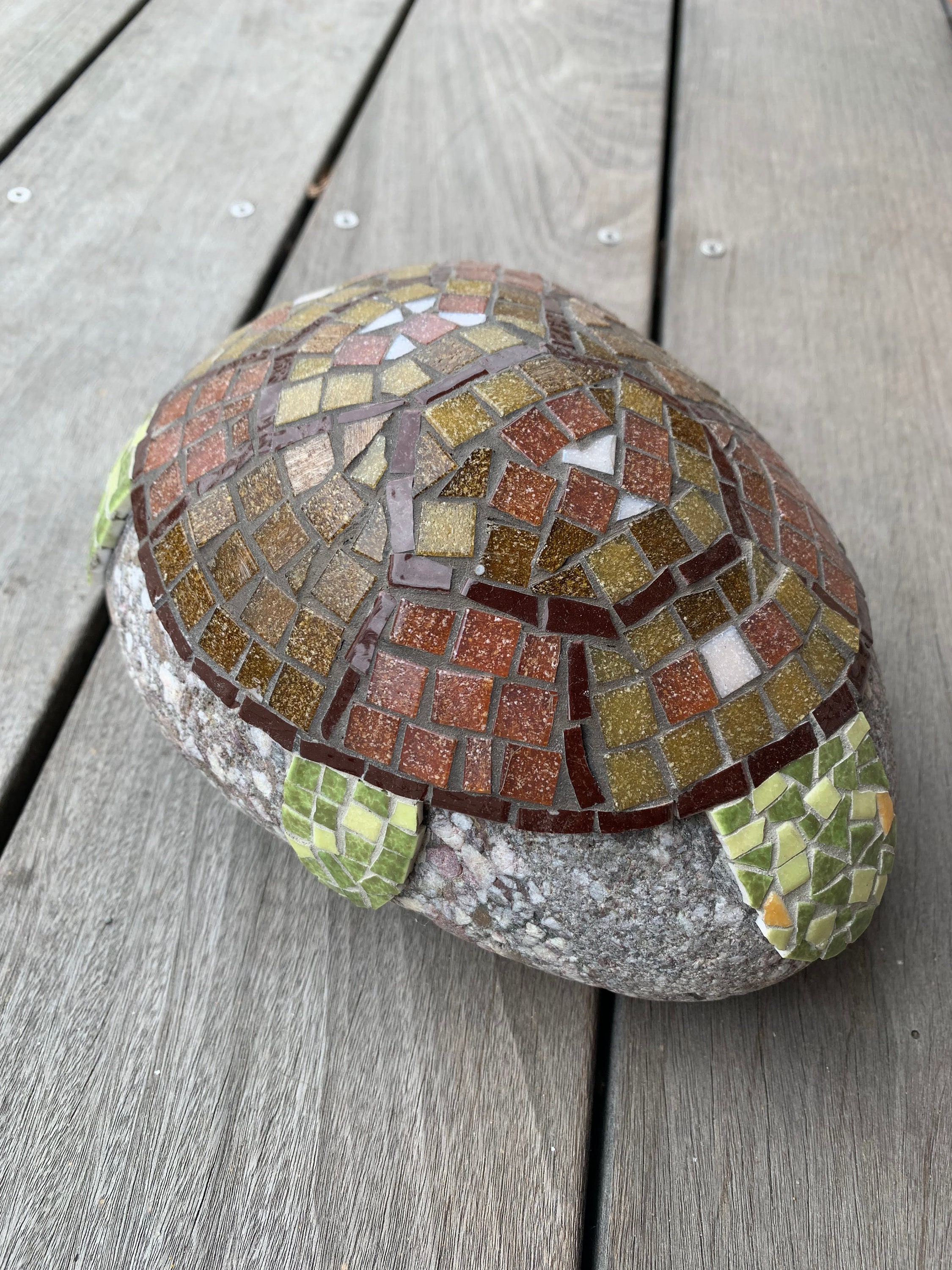 Gros Caillou Tortue. Tortue en Mosaique sur Décoration Terrasse et Jardin. Bloc Porte Mosaîque