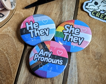 Personalisierte Pronomen Buttons | 37mm | He She They It Any | LGBTQ+ Schwul Lesbisch Bisexuell Nicht-Binär Asexuell Pansexuell