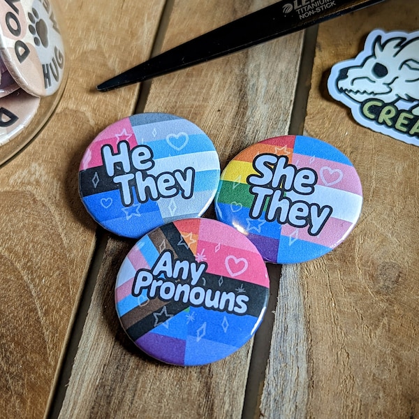 Personalisierte Pronomen Buttons | 37mm | He She They It Any | LGBTQ+ Schwul Lesbisch Bisexuell Nicht-Binär Asexuell Pansexuell