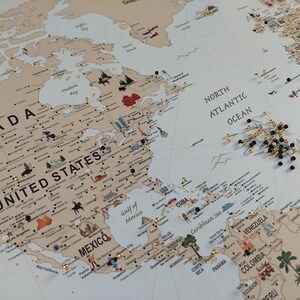 Mapa-múndi em tela e pôster. Um mapa de viagem personalizado perfeito para alfinete de pressão - Mapa de viagem multicolorido