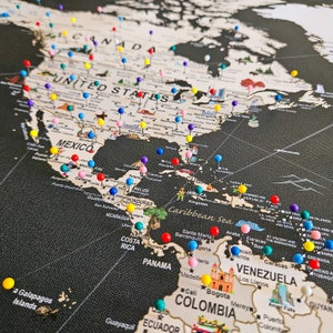 Weltkarte als Leinwand und Poster. Eine personalisierte Reisekarte perfekt für pin - Multicolor Travel Map