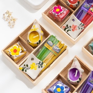 Puede incluir: Cajas de madera que contienen artículos de aromaterapia. Cada caja incluye un portavelas de cerámica, varillas de incienso y un jabón o vela decorativa. El incienso está etiquetado como "Jasmine Lemongrass" y "Lavender".