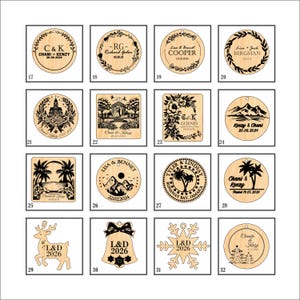 K&ouml;nnte beinhalten: Eine Sammlung von sechzehn Holzornamenten in verschiedenen Formen wie Kreisen, Quadraten, einem Rentier, einer Glocke und einer Schneeflocke. Jedes St&uuml;ck zeigt lasergravierte Designs wie Namen, Daten, Blumenkr&auml;nze, Berglandschaften und Palmen.