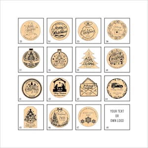 K&ouml;nnte beinhalten: Eine Sammlung von sechzehn h&ouml;lzernen Weihnachtsschmuckst&uuml;cken in verschiedenen Formen wie Kreisen, einem Baum und einem Umschlag. Jedes Ornament zeigt lasergravierte Texte, Namen, Daten und weihnachtliche Illustrationen wie B&auml;ume und Sterne.