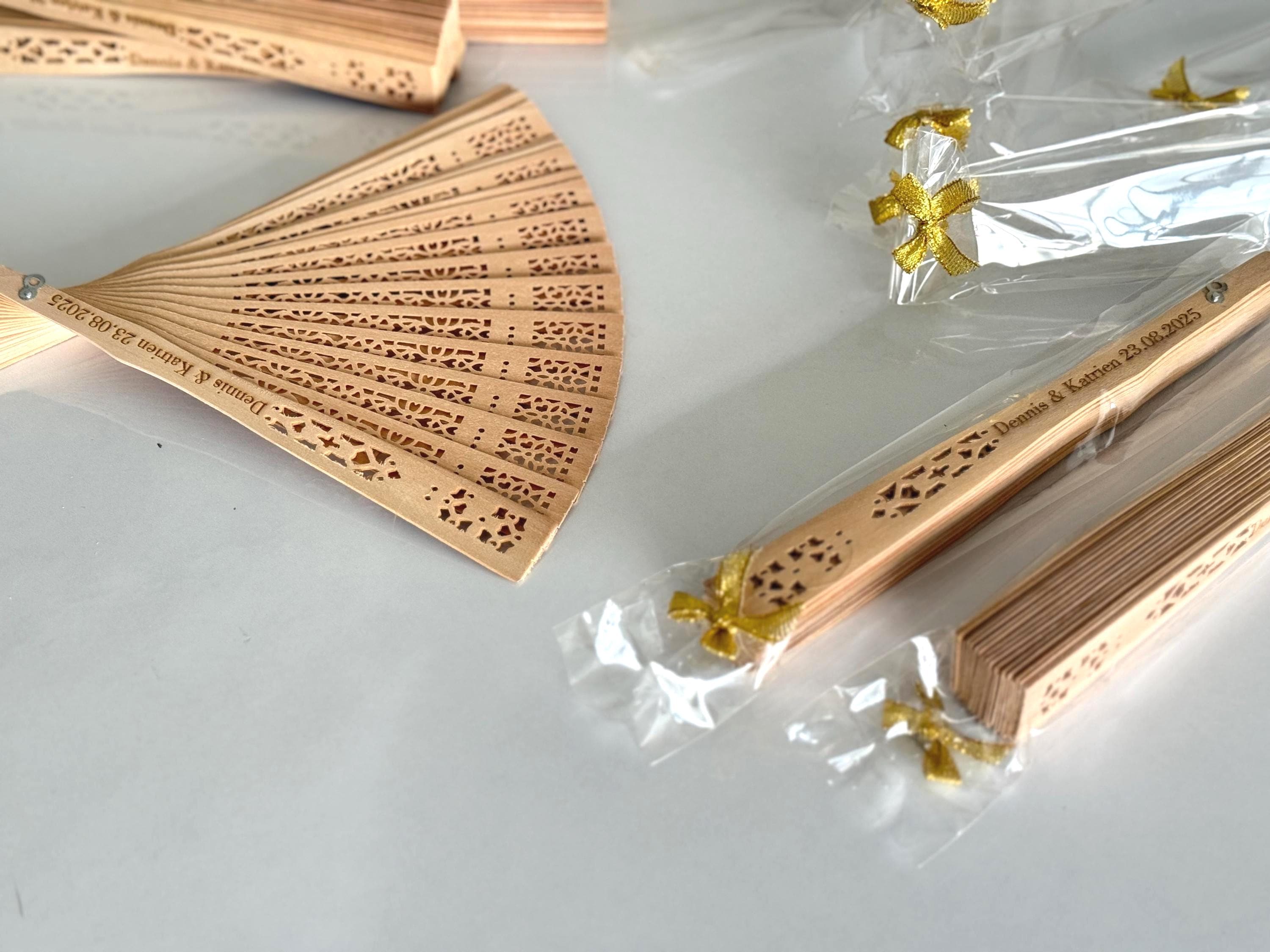 Handfächer Aus Sandelholz – Geschnitzt, 23 Cm Rippenlänge, 40 Cm Amplitude, Mit Quaste, Für Hochzeit & Sommer