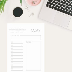 Puede incluir: Un planificador diario imprimible con un diseño sencillo. El planificador incluye secciones para elementos de acción y notas. La parte superior del planificador incluye un calendario con los días de la semana y los meses del año.