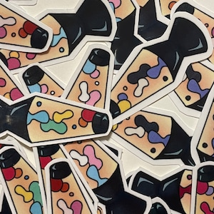 Puede incluir: Una colección de pegatinas con un diseño de lámpara de lava retro. Cada pegatina tiene una parte superior e inferior negra, con un cuerpo beige lleno de formas abstractas coloridas en tonos de azul, rosa, amarillo y morado. Las pegatinas están sobre un fondo blanco.