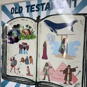 Peut inclure: Une affiche avec le texte "OLD TESTAMENT" en haut. L'affiche représente un livre ouvert avec des illustrations de scènes bibliques, dont une baleine, des personnages et la terre. Le fond est orné de rayures bleues et blanches.