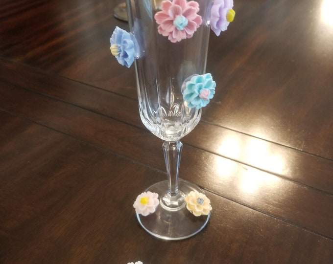 8 pièces Belle fleur à ventouse marqueurs de verre/marqueurs de boissons/breloques en verre/identifiant de boisson/suivi de boisson