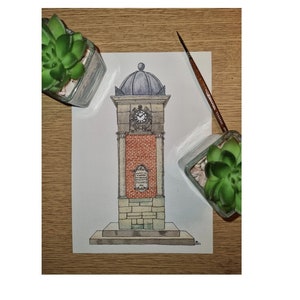 Può includere: Dipinto ad acquerello di un campanile con cupola grigia, quadrante e muratura. La torre è posta su una base di pietra. Due piccole piante grasse in contenitori di vetro affiancano l'opera d'arte. Un pennello è appoggiato vicino.