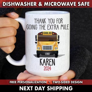 Può includere: Tazza in ceramica bianca con grafica di scuolabus e la scritta "THANK YOU FOR GOING THE EXTRA MILE". La tazza presenta anche il nome "KAREN" e l'anno "2024". La tazza è lavabile in lavastoviglie e adatta al microonde.