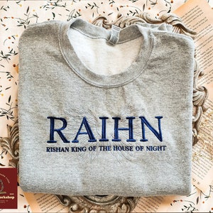 Raihn-geborduurd sweatshirt, The Serpent and The Wings of Night-leessweater, officiële Carissa Broadbent-merchandise, cadeau voor boekenliefhebbers