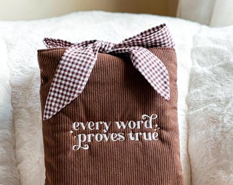 Capa para Bíblia bordada com fita xadrez, capa de veludo cotelê marrom e bolso extra com laço xadrez, presente para Primeira Comunhão para cristãos.