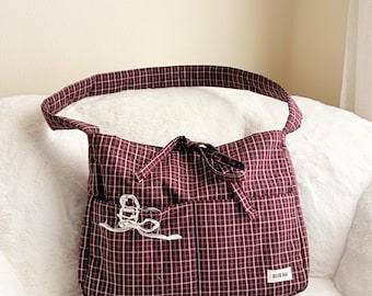 Mochila grande de cuadros vichy con múltiples bolsillos.