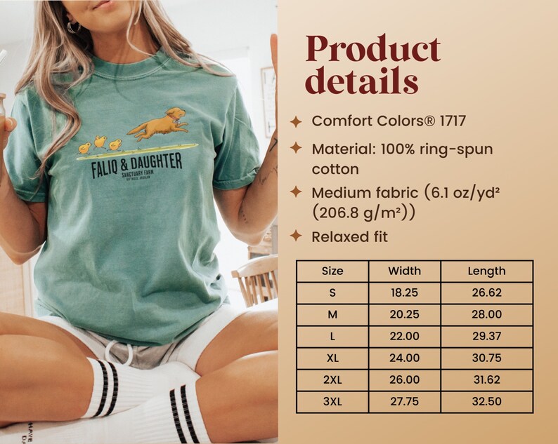 Op de afbeelding: Een tealblauw T-shirt met een afbeelding van een hond en kuikens die op een surfboard rennen. De tekst "FALIO & DAUGHTER" is op het shirt gedrukt. Het shirt is gemaakt van 100% ringgesponnen katoen en heeft een ontspannen pasvorm. De maattabel toont de breedte en lengte van het shirt in inches.