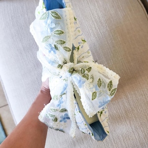 Grande custodia per libri con nastro di pizzo, copertina trapuntata con fiocco di pizzo, regalo di Natale per gli amanti dei libri, copertina imbottita per Bibbia con fiocco floreale blu immagine 3