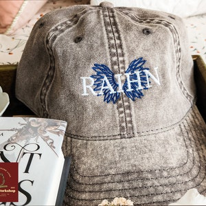 Raihn Vintage Hat, Die Schlange und Die Flügel der Nacht Twill Cap, Carissa Breitbent Merch, Geschenk für Buchliebhaber von Besten Freunden