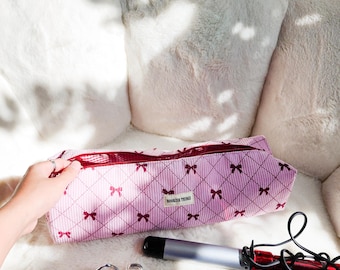 Bolsa de viaje para herramientas de cabello de pana Bookish Things. Estuche con cremallera para accesorios de lectura. Regalos para amantes de los libros. Organizador de algodón de pana con lazo rosa.