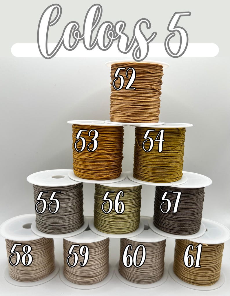 Puede incluir: Imagen de diez carretes de cord&oacute;n en varios tonos de marr&oacute;n, beige y verde oliva. Cada carrete est&aacute; etiquetado con un n&uacute;mero del 52 al 61. El texto "Colors 5" est&aacute; escrito en cursiva en la parte superior de la imagen.
