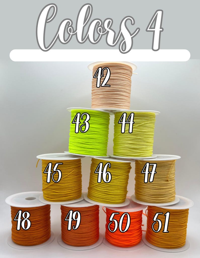 Puede incluir: Imagen titulada "Colores 4" que muestra carretes de cord&oacute;n colorido. Los carretes est&aacute;n numerados del 42 al 51, con colores que van del beige al naranja. El cord&oacute;n est&aacute; bien enrollado en carretes blancos, ofreciendo una variedad de opciones.