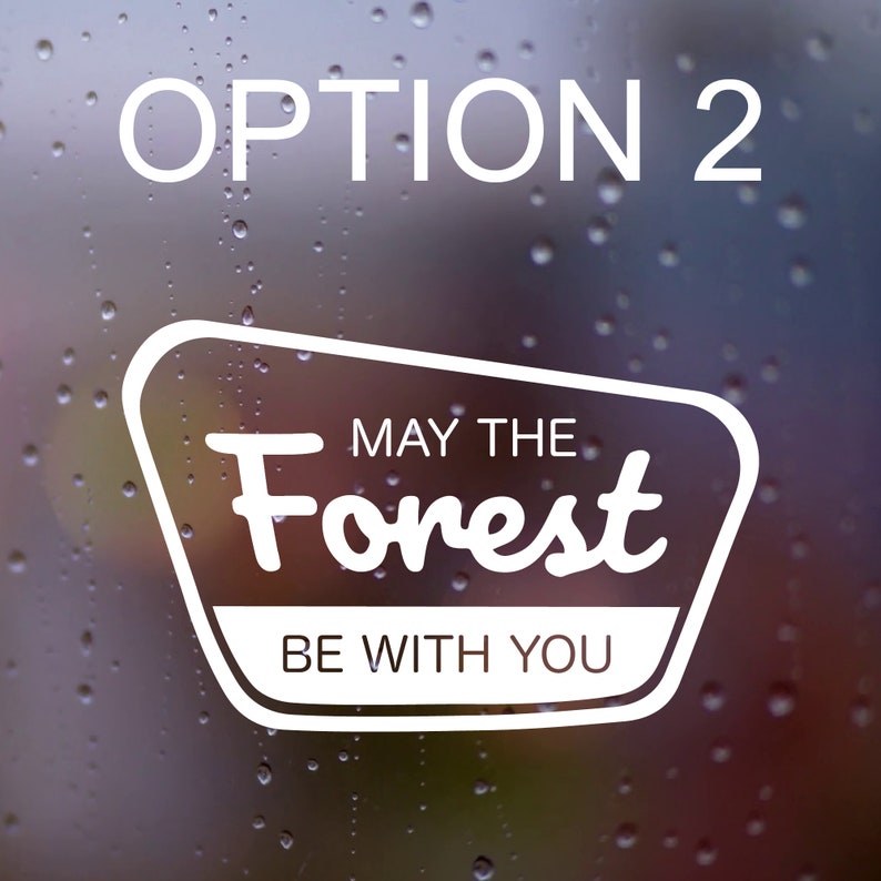 Op de afbeelding: Witte tekst op een wazige achtergrond met regendruppels. De tekst luidt "OPTION 2" en "MOGE HET BOS MET JE ZIJN".
