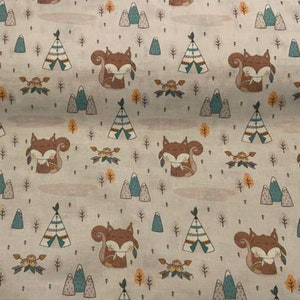 Könnte beinhalten: Ein sich wiederholendes Muster auf hellbeigem Hintergrund mit Cartoon-Eichhörnchen, Tipis, Bergen und floralen Pfeilen. Die Eichhörnchen sind braun mit weißen Gesichtern und flauschigen Schwänzen. Die Tipis sind weiß mit türkisfarbenen und braunen Akzenten.