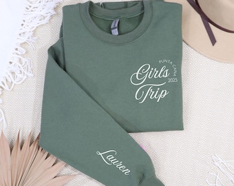 Peut inclure: Un sweat-shirt vert avec le texte "Girls Trip" et "Punta Cana 2025" sur le devant et le nom "Lauren" sur la manche. Le sweat-shirt est sur une surface à motifs blancs et bruns.