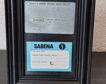 Metalowa tabliczka walidacyjna biletu linii lotniczych Sabena - IATA - w ramce na zdjęcie