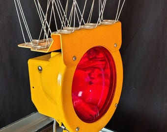 Lampa podejścia do pasa startowego lotniska wojskowego z czerwoną i przezroczystą soczewką - lampa robocza