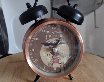 Budzik retro Disney Mickey Mouse Airlines w szczotkowanej miedzi
