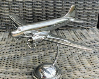 Avión Douglas DC-3 – modelo de escritorio con acabado en aluminio y plata.