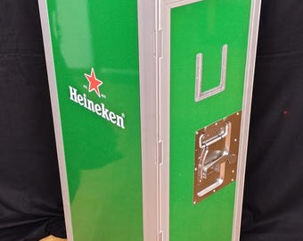 Wózek na kółkach linii lotniczych Heineken w rozmiarze połówkowym - oparty na modelu demonstracyjnym.