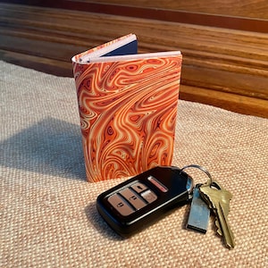 Cartera de tarjeta vegana minimalista - Diseño único. Bolsillo delantero. Impermeable.  Acceso rápido a tarjetas y facturas. Cubiertas coloridas.  Regalo inusual.