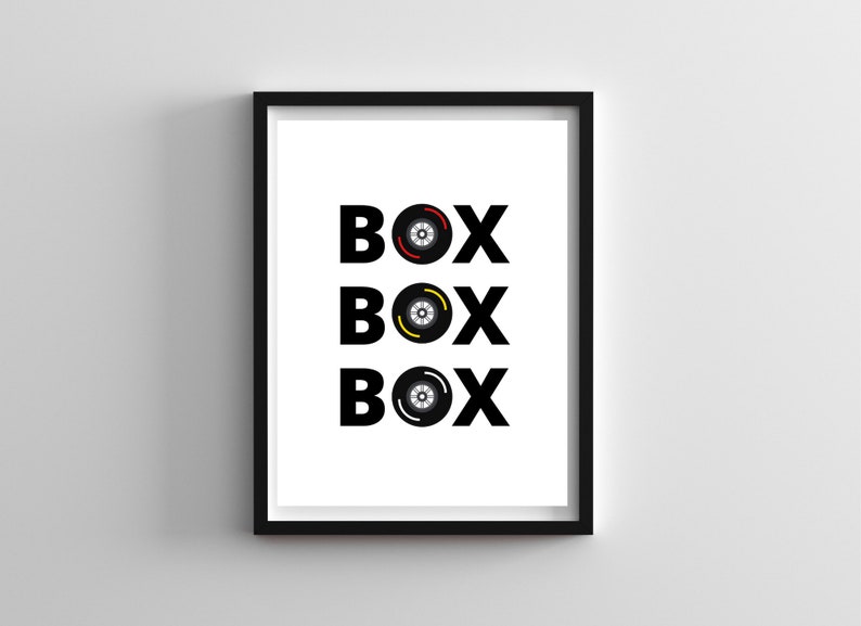 Puede incluir: Una impresi&oacute;n enmarcada en negro con la palabra "BOX" repetida tres veces. Cada "BOX" tiene un neum&aacute;tico negro estilizado con acentos rojos y amarillos en el centro de la "O".
